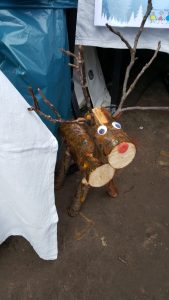Ein kleiner Besucher am Tombolastand des Steppke e.V.s auf dem Caputher Weihnachtsmarkt 2017